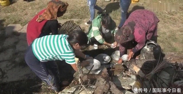 米饭|尼泊尔农村大型酒席,场面壮观,只吃一个菜咖喱羊肉配米饭