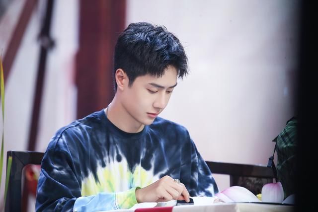 剧照|200816 官豹发布王一博《天天向上》剧照 一起领略城市新味道