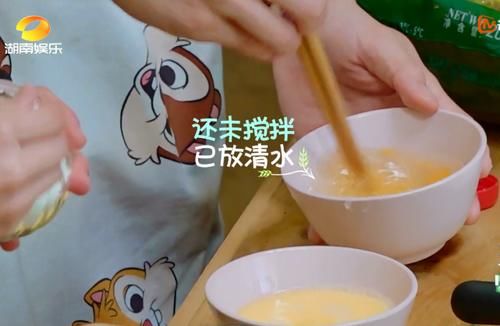  接地|郑爽做饭不离菜谱，看到谭松韵后才知道什么叫接地气
