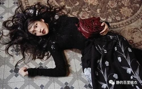  长裙|唐嫣颜值一直在线，黑色高领衫搭艺术印花长裙，也太好看了