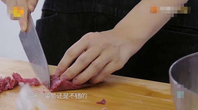  得干干净净|《中餐厅4》赵丽颖首秀刀工，看到她的手，这细节也太圈粉了