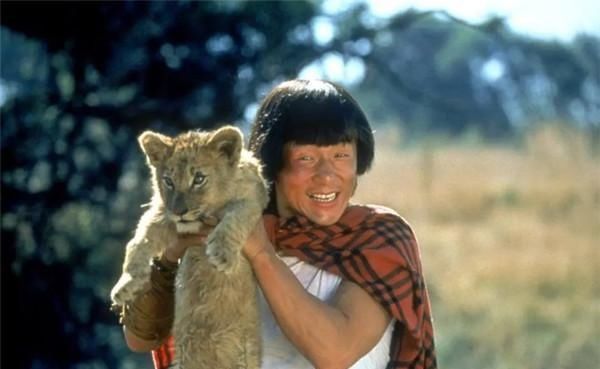  电影|为纪念恩师从21楼跳下，取景中险坠机，成龙“拿命拍”这部电影！