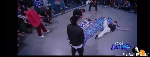  张艺兴|《街舞3》再现“神仙打架”：王一博扯张艺兴衣服，现场太热血