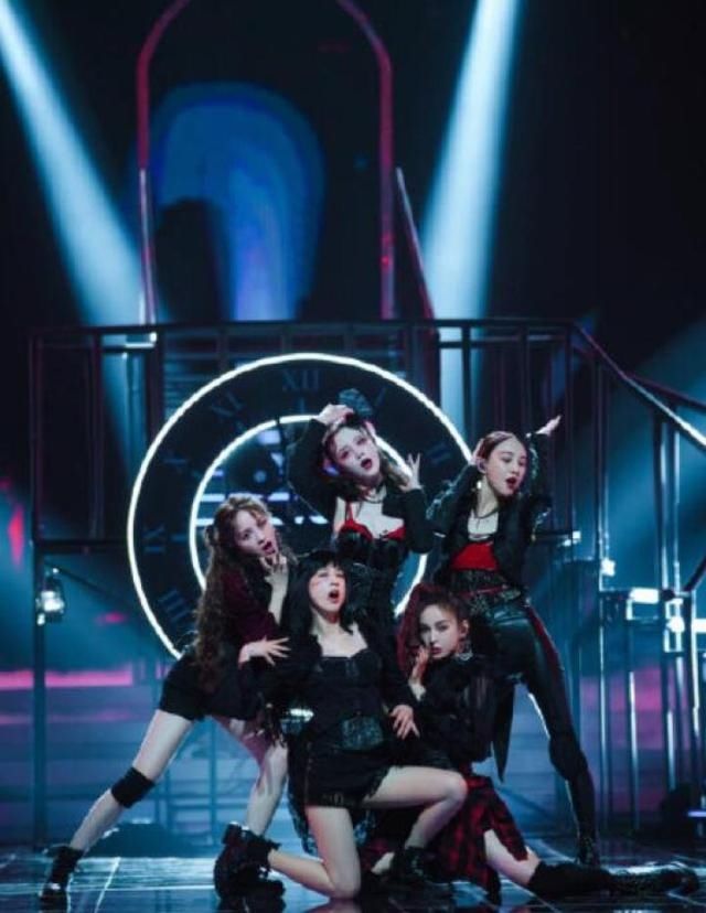  收官|《乘风破浪的姐姐》第三次公演收官 万茜 金晨等人全员晋级