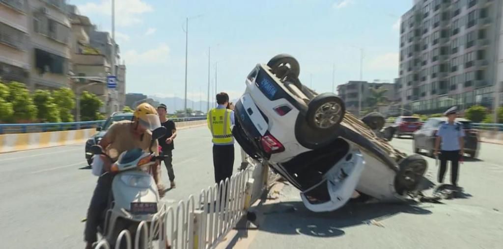  金山|金山大桥一小轿车撞倒护栏后翻车，所幸事故未造成人员伤亡