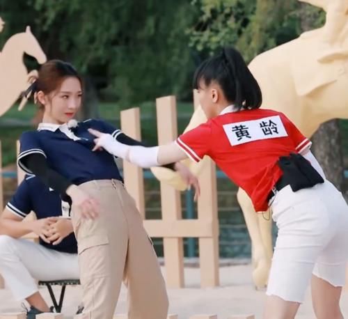 PK|孟美岐与黄龄PK,黄龄把她摔倒的那刻,看出真实基本功