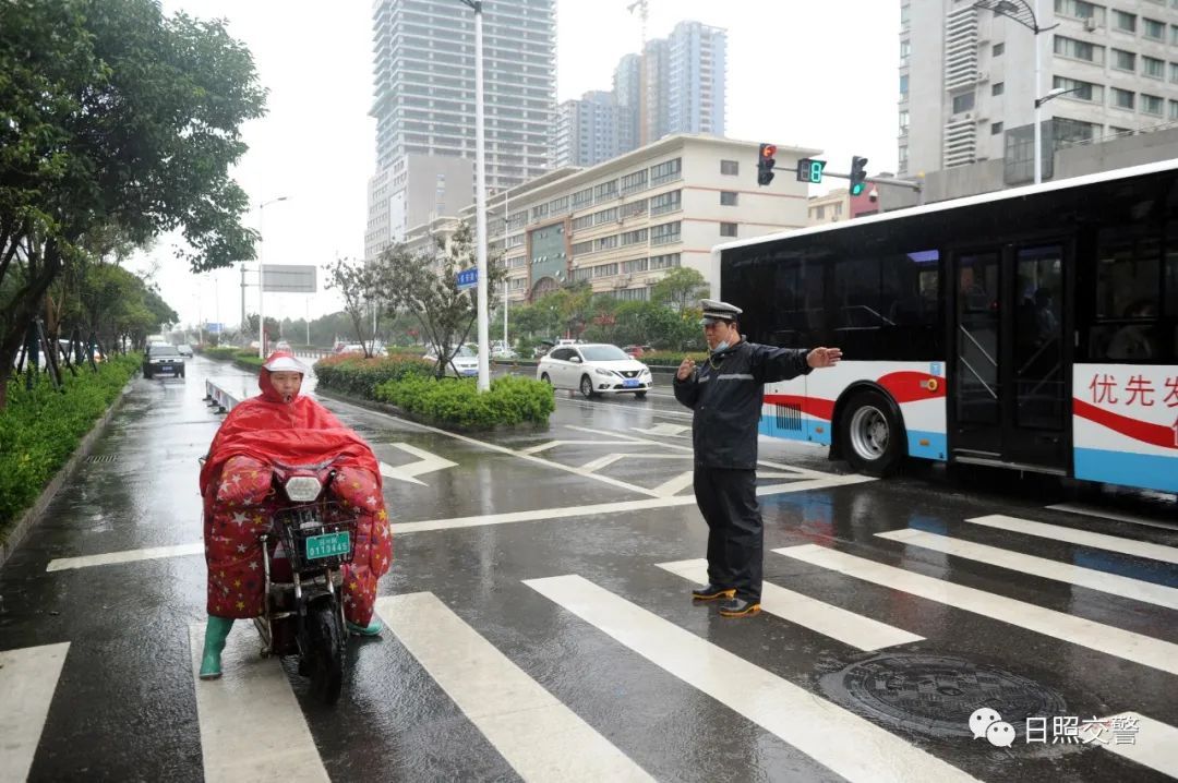  出行|提醒！雨天出行，要注意这些！