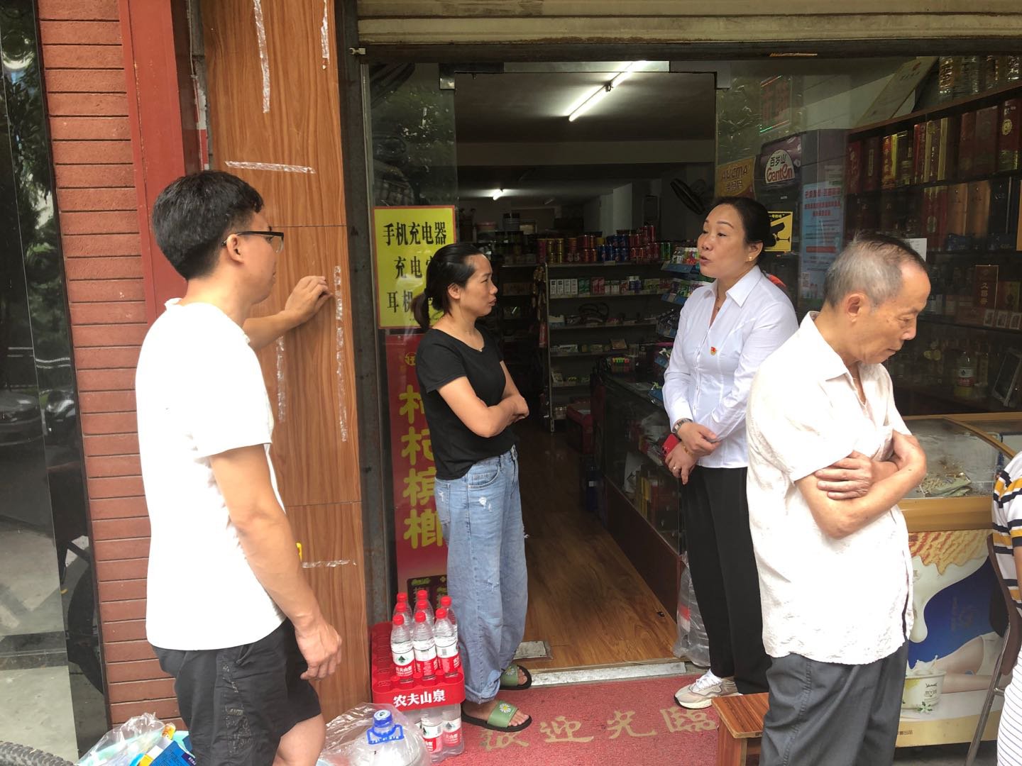 住户|连续5天高空抛下垃圾，竟然还有粪便，超市店主自装摄像头锁定12楼住户