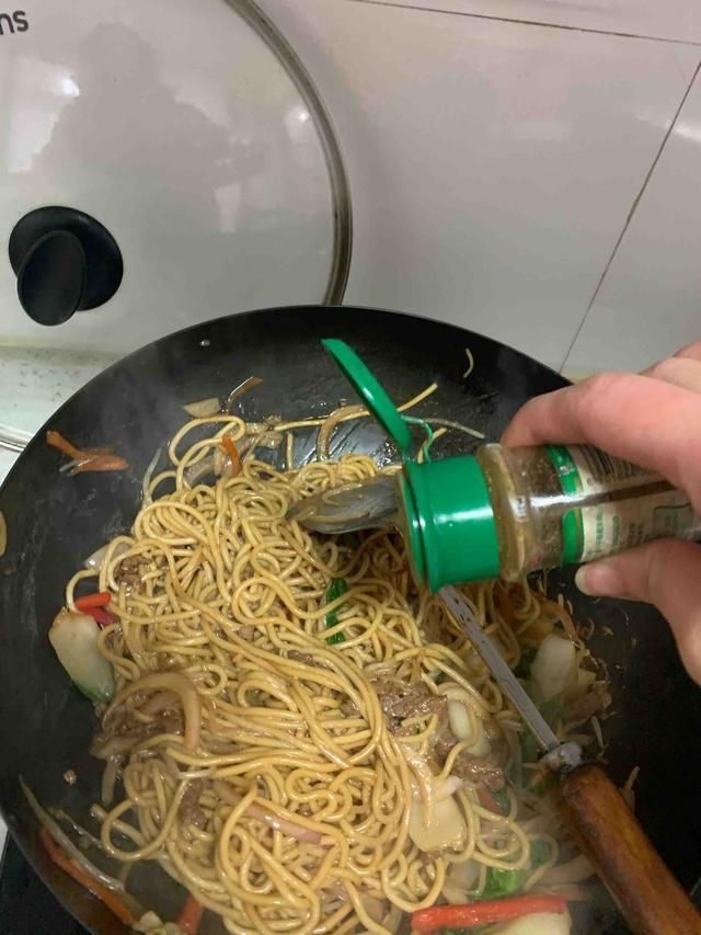 更劲道|在家做炒面,要是这样炒,面条更劲道,再也不粘锅