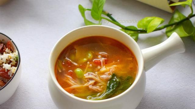  煮汤|用牛肉煮汤，这方法最简单，切切煮煮就做好，咸鲜开胃适合夏天