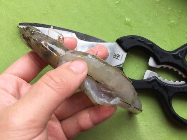  鲜香|上桌3分钟就光盘的蒜蓉大虾，鲜香美味，关键还简单易上手