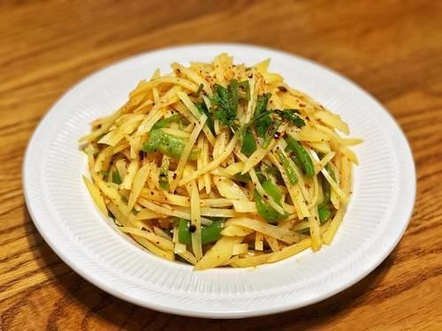  土豆丝|凉拌土豆丝酸辣开胃，变得又白又脆有妙招儿，你知道了吗？