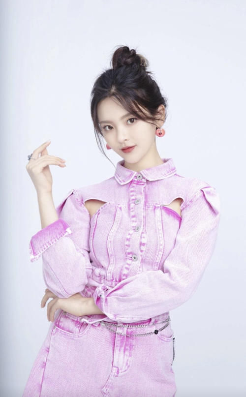  现身|杨超越现身薇娅直播间，粉色套装少女感满满，坦言被郭京飞误认为婶子