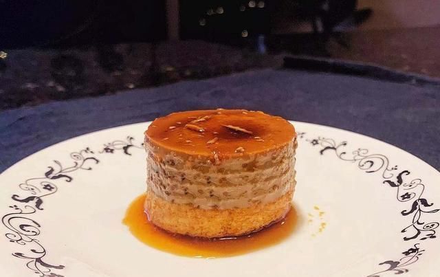 咸蛋黄|美味不用等,香肠、蛋黄酥、半芝士布丁烧、抄手、草莓芝士蛋糕