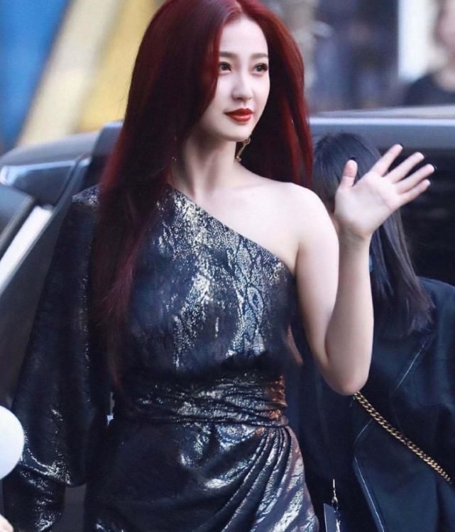  自信|虞书欣红发走秀太飒，神采飞扬特自信，用气场在线撩！