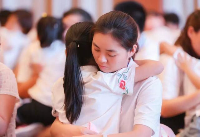 法院的工作|父母离婚现场，妈妈和奶奶发生口角，将孩子丢在法院门口置之不理