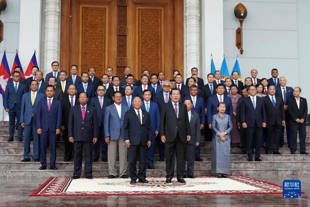 柬埔寨首相洪森会见新旧内阁成员
