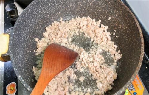  蚂蚁|做蚂蚁上树时，饭店大厨分享：学会这一个方法，不粘锅不不成坨