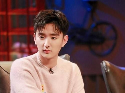  好笑|心酸又好笑！黄晓明搬行李累出三眼皮，脱妆后撞脸于小彤