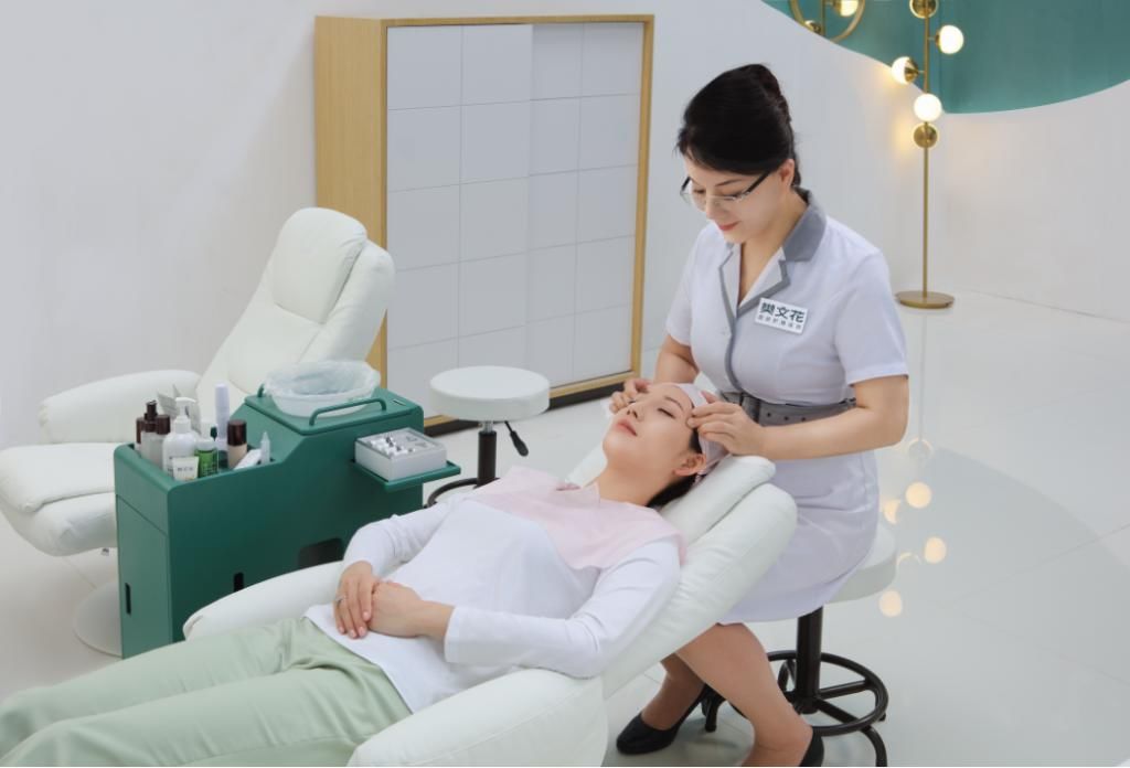  樊文花|连获两个领先认证！樊文花如何7年开出4000家面部护理店？