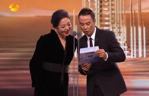 同台|金鹰奖赵丽颖王一博公主王子同台领奖,宋茜清票后名次升至第二名,遗憾落败