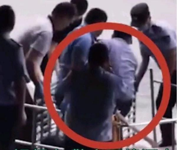  被装|河中打捞出一具被装在铁笼里的男尸，警方回应：排除他杀