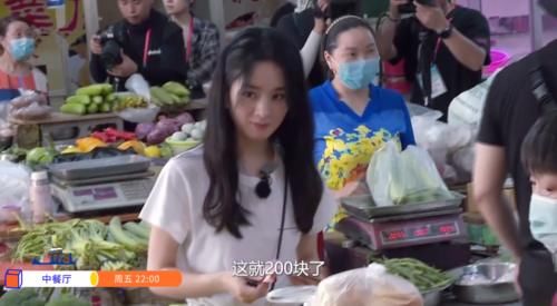  拉客|赵丽颖一人干六个人的活，温柔拉客苦笑买单，累瘫在床上吃不下饭