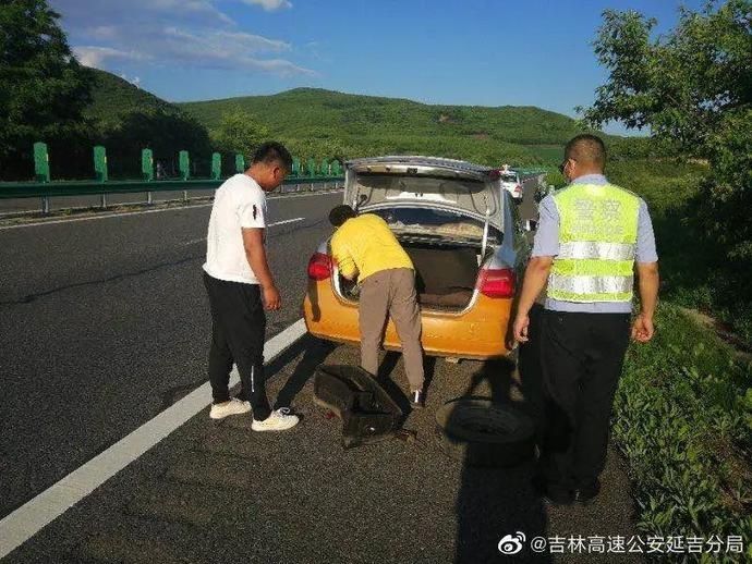  最美|交警的最美瞬间 | 天气炎热车辆爆胎民警及时相助送“清凉”