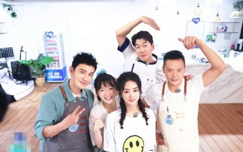  好笑|心酸又好笑！黄晓明搬行李累出三眼皮，脱妆后撞脸于小彤