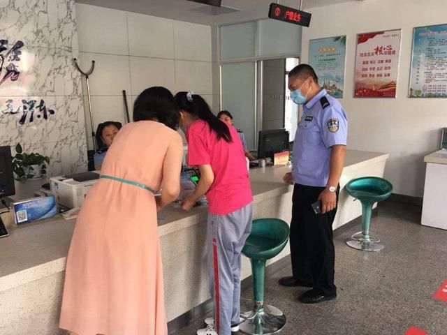 小徐|潍坊诸城:考生遗失身份证,开考前30分钟民警快速办出临时证件