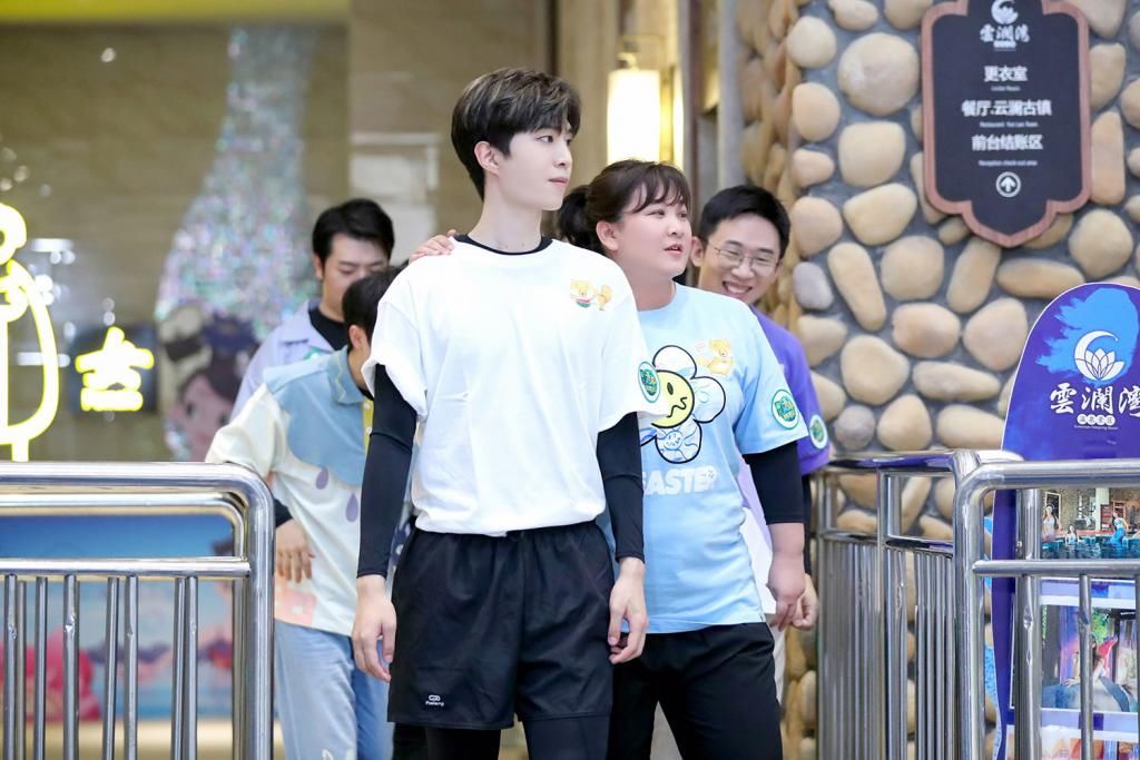  家族|《青春环游记2》收视再夺冠成今夏必看最欢乐综艺 春游家族拥抱展现真性情