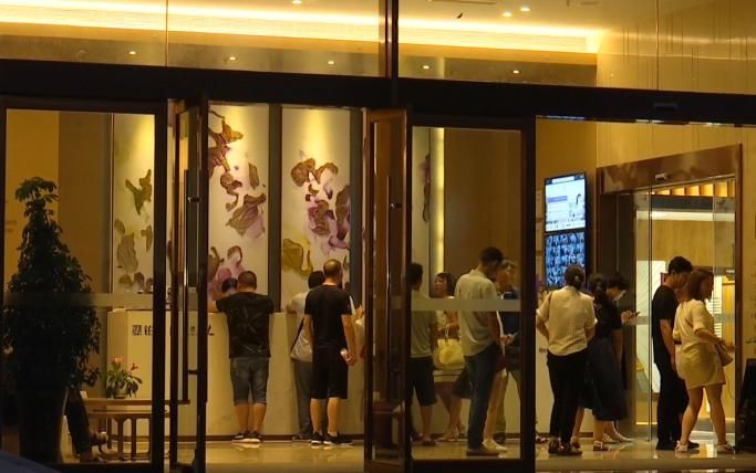 男子|贵阳一男子在酒店吃东西,却被椅子扎伤流血:我担心得病