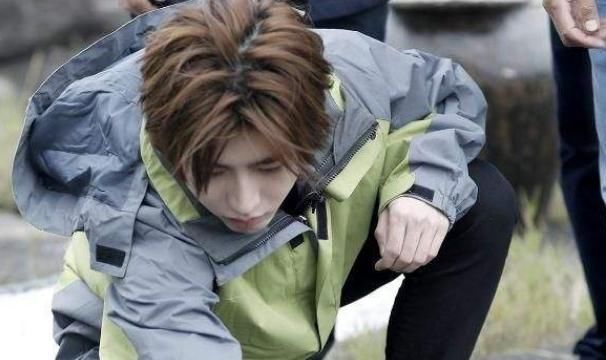  华晨|都是音乐界宠儿，为何蔡徐坤发展势头迅猛，华晨宇却开始走下坡路