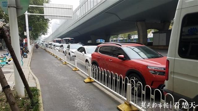 划定|右转车道成“停车场”？交警称该车道已划定为停车位