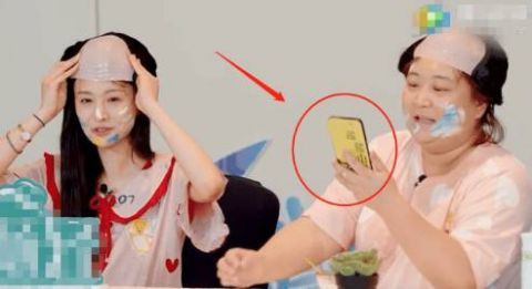  郑爽|贾玲与“秃顶”郑爽自拍，节目中途拿出手机，手机壳是认真的吗？