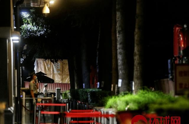  集装箱|紧忙：重型卡车、起重机进，集装箱出！