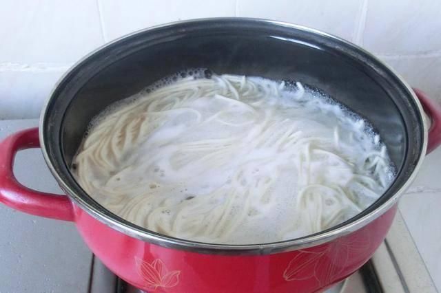 江南|江南传统的经典家常面——开洋葱油拌面