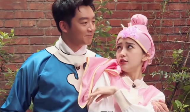  跑男|休息室突然熄灯，有谁注意baby和郑恺的小动作，私下关系一目了然