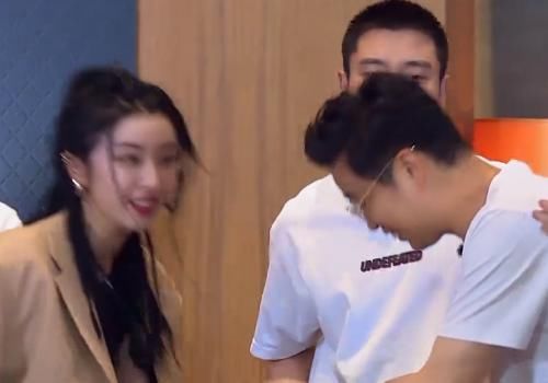  握手|赵小棠参加《极挑》，邓伦的握手方式与他人不同，当自己拍偶像剧呢