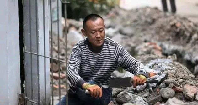 男子|曾在汶川地震中，用摩托将亡妻带走的男子，现状如何