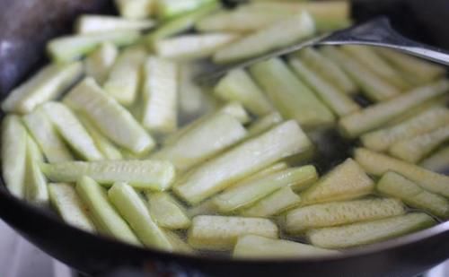  做法|丝瓜试试这种简单的做法，清爽鲜美又解暑，喝一碗还想来一碗