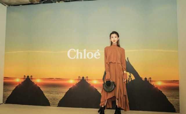 棕色|毛晓彤国外看秀气质升华了,穿棕色连衣裙配大背头,气场强大A爆