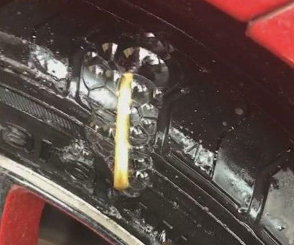  爆胎|女子开车途中突然爆胎，下车检查原因后，女子却乐开了花