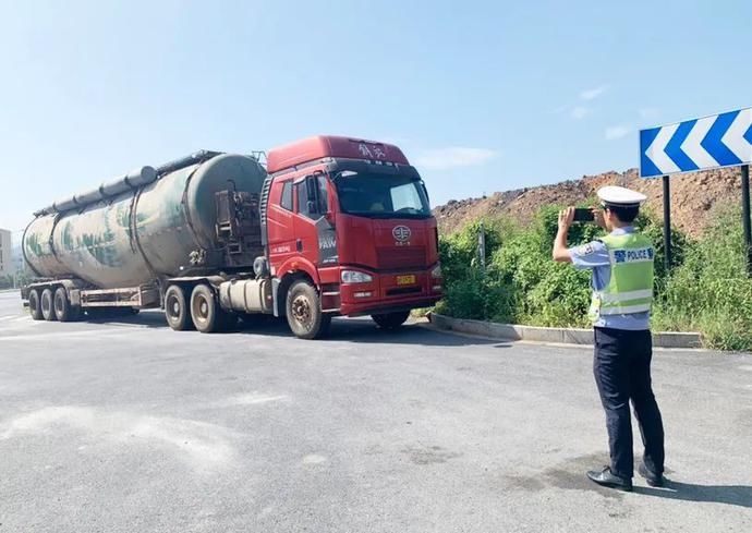 焦警|烈日“爆表”下的“焦警”，“暑”你最美！