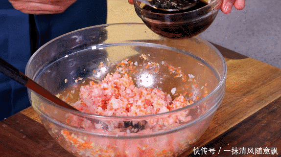  制作|薄脆的冰花煎饺，制作出“冰花”只需要1碗“水”！比煎饺还好吃