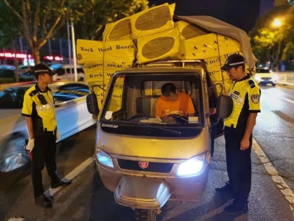  路长|临沂公安交警依托“路长制”多警种联动夜查保平安