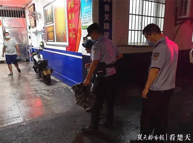  独居|民警跨区送独居老人回家，又找来开锁公司帮忙开门