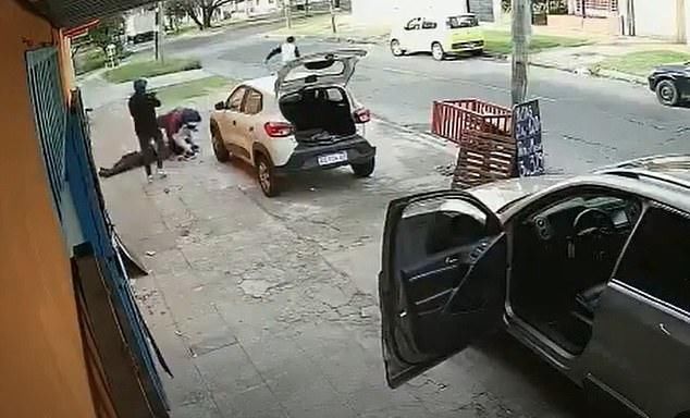 华人|阿根廷一华人超市遭抢!4名劫匪枪杀店员后抢走420美元