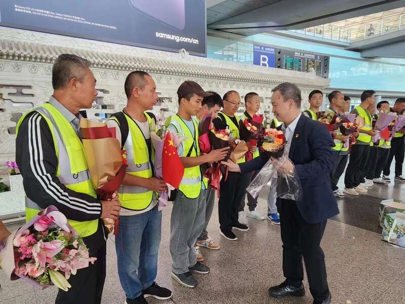 中交四航局苏丹项目部协助中国驻苏丹大使馆撤离同胞1000多人