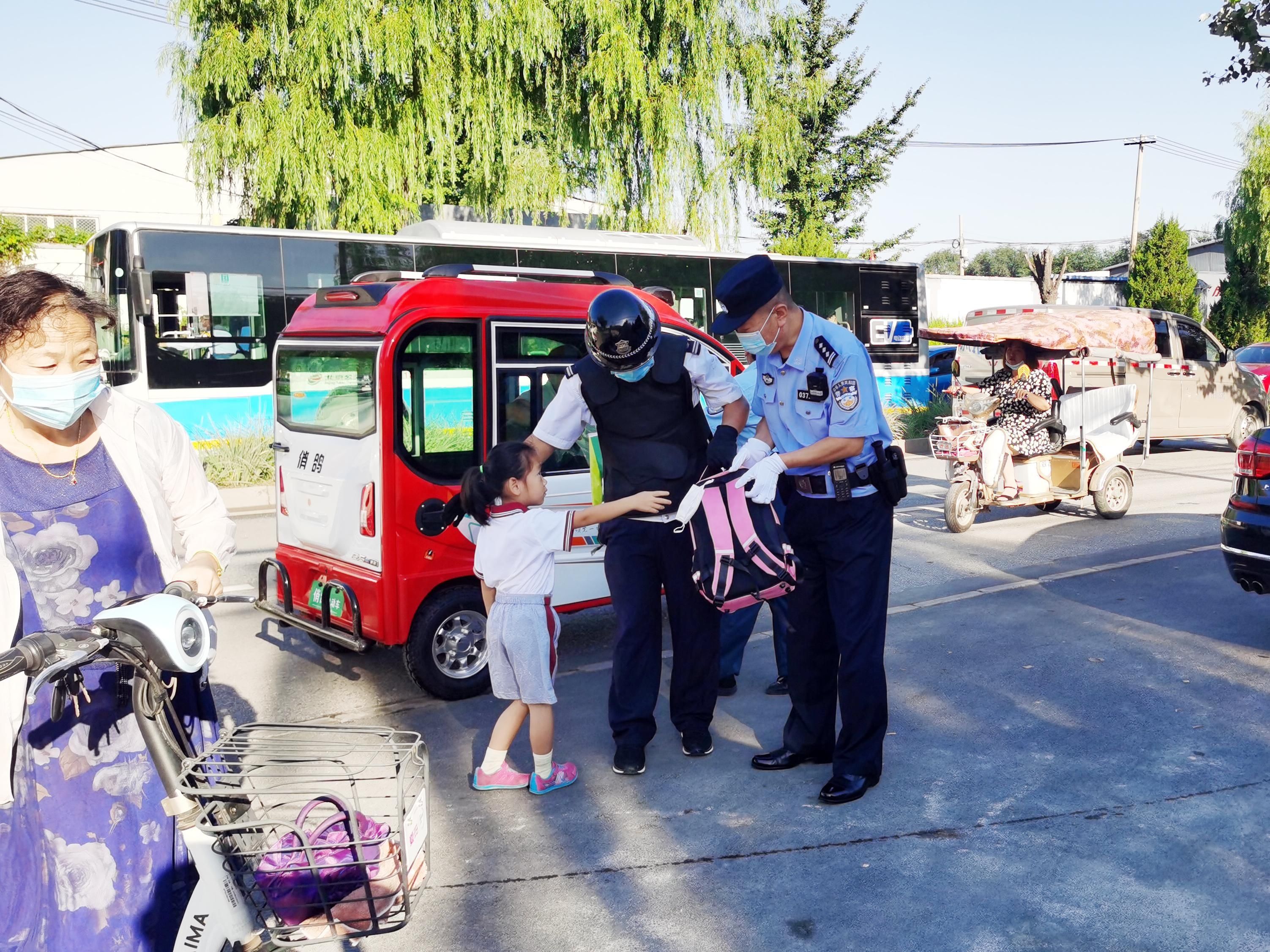  实验小学|薪火传承 赓续前行——开学首日“宝来”身影照亮学途